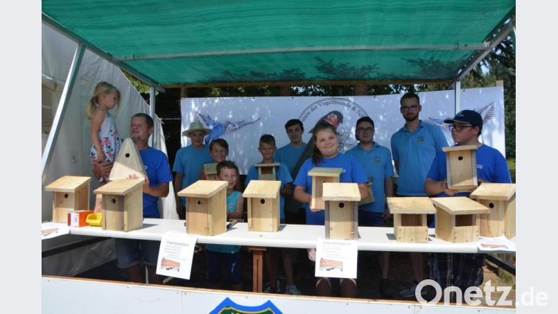 Der Nachwuchs von Kreisfischereiverein und der Vogelfreunde und -schützer packt gemeinsam für die Natur an. In einer bemerkenswerten Aktion zimmerten sie Nistkästen für die Vögel, die sie zum Verkauf anboten. Bild: dob