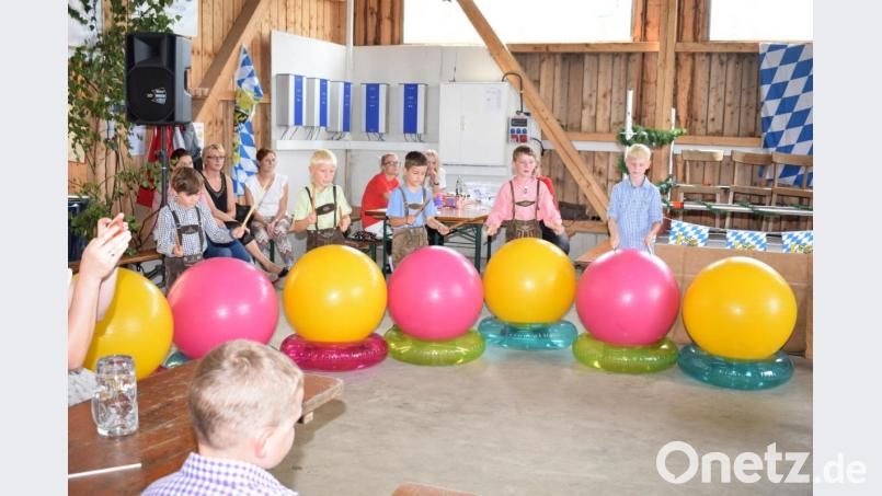 Die Trommler der Grundschule gaben mit ihren bunten Bällen den Takt vor.. Bild: bnr
