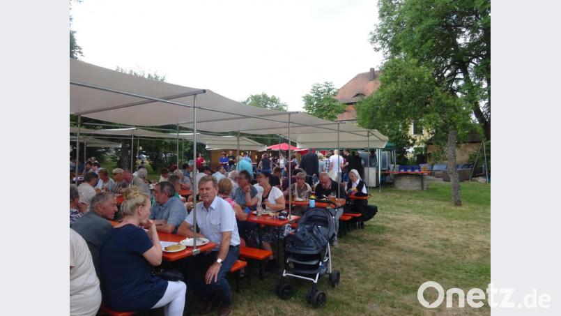 Ein schattiges Plätzchen im Pfarrgarten - was will man mehr? Bild: wrt