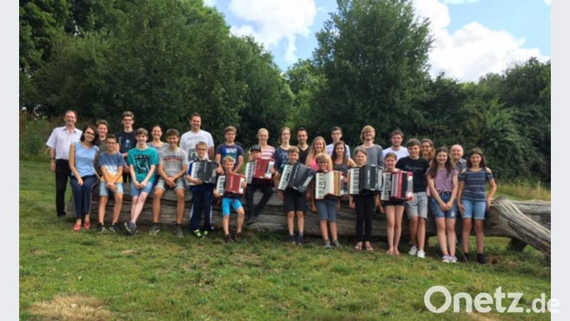 Das obligatorische Gruppenbild des Akkordeonorchesters mit den Lehrern durfte nicht fehlen. Bild: exb