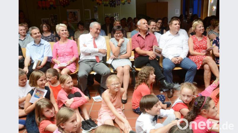 Während der Verabschiedungsfeier waren viele Schüler anwesend. Im Hintergrund sitzen Pfarrer Markus Schmid, Schulamtsdirektorin Christine Söllner und Oberbürgermeister Kurt Seggewiß neben Rektorin Silvia Bäumler mit ihrem Ehemann Wolfgang Bäumler (von links). Bild: Gabi Schönberger