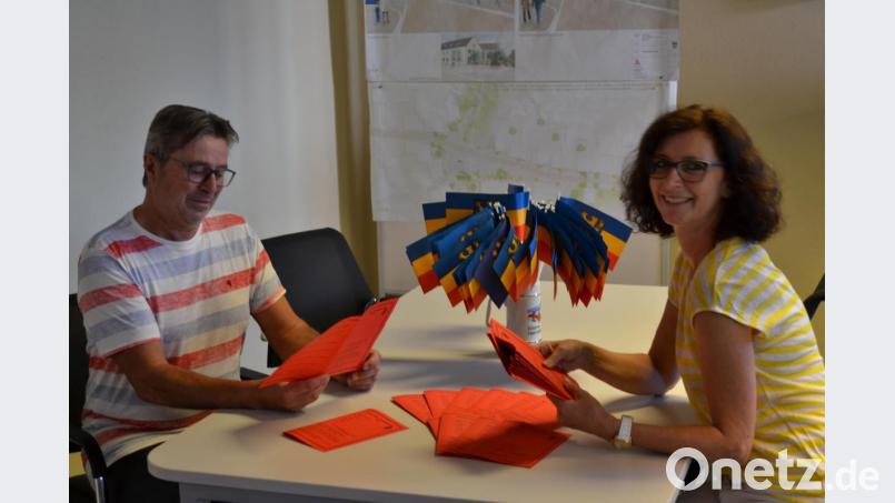 Bürgermeister Reiner Gäbl und Gabriele Buchbinder von der Touristinfo stellen das Kinderferienprogramm vor. Bild: buc