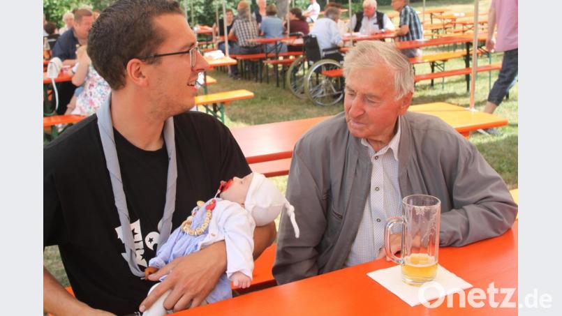 Generationen übergreifend: eine der jüngsten Besucherinnen und einer der wohl ältesten Gäste – wohl fühlen sie sich alle Bild: wrt