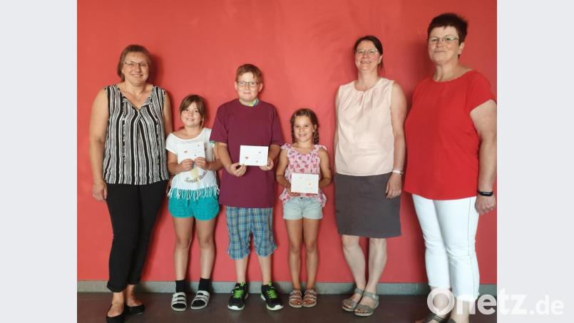 Melanie Häupl (links) und Heidrun Häupler (Zweite von rechts) vom Elternbeirat sowie Schulleiterin Sigrid Reger-Scharf (rechts) gratulieren Sarah Köstler, Maximilan Beyer und Emilie Meier (Zweite, Dritter und Vierte von links). Bild: exb