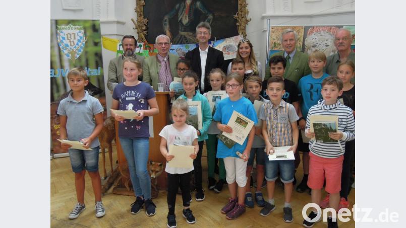 Fünf Viertklässler von zwei Neustädter Schulen wurden in München von Kultusminister Michael Piazolo (hinten, Mitte), dem Vizepräsidenten des Landesfischereiverbandes (LFV), Willi Ruff, sowie von Jagdverbandspräsident Jürgen Vocke (hinten, von rechts) für ihren Wettbewerbsbeitrag ausgezeichnet. Das Bild zeigt sie zusammen mit den weiteren Gewinnern aus ganz Bayern. Bild: Hans Lehner