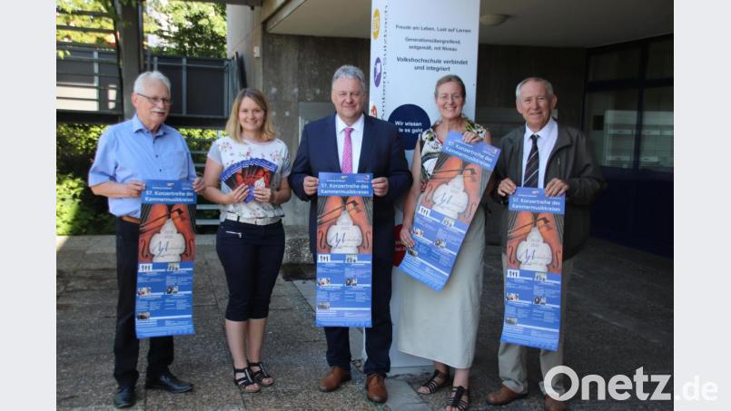 Stolz präsentieren (von links) der künstlerische Leiter der Kammermusikreihe Helmut Fischer, VHS-Leiterin Julia Wolfsteiner, Landrat Richard Reisinger sowie Corinna Groth und Hermann Kleinecke vom Kammermusikteam das Programm für die 57. Konzertreihe. Bild: Corinna Groth