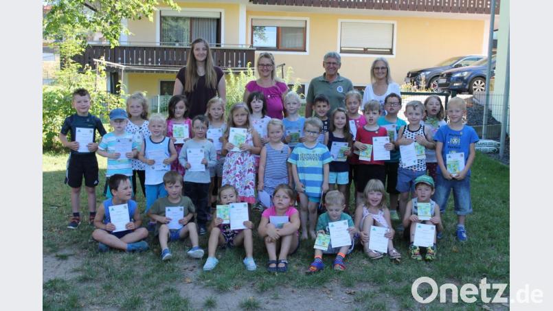 Sieglinde Gleißner, Manfred Janker, Stefanie Ach und Nicole Schneider freuen sich mit den Kindern. Bild: pi