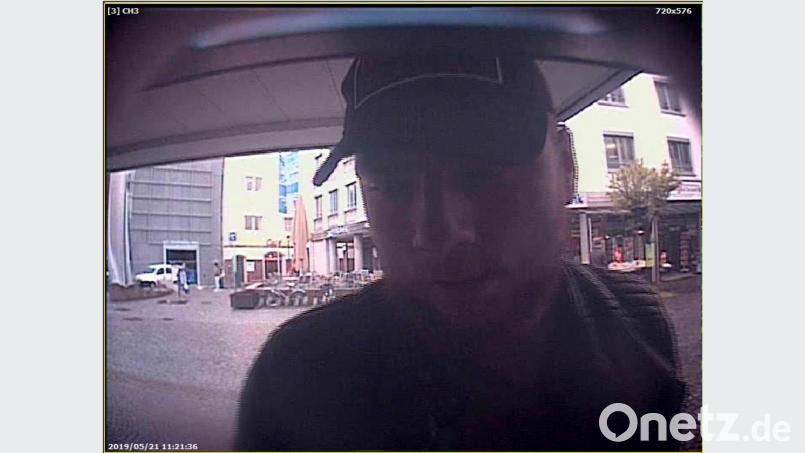 Die Polizei fahndet nach dem Dieb einer EC-Karte, der gerade in Weiden Geld von dem Konto abheben will. Bild: Polizei Weiden