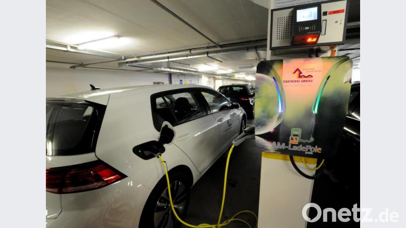 Die Förderung der E-Mobiität - wie hier mit der Ladestation in der Ziegeltorgarage - ist eines der Zukunftsfelder der Amberger Stadtwerke. Bild: Stephan Huber