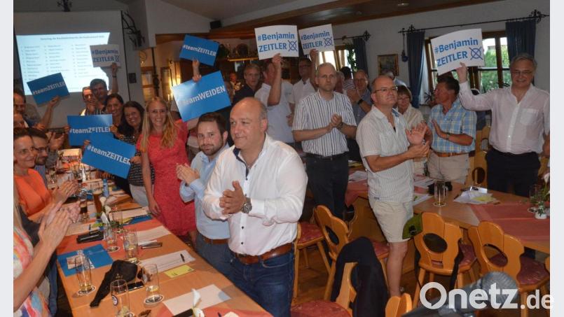 Riesenjubel bei den Delegierten: Die Stadtratskandidatenliste geht einstimmig durch. Bild: Kunz