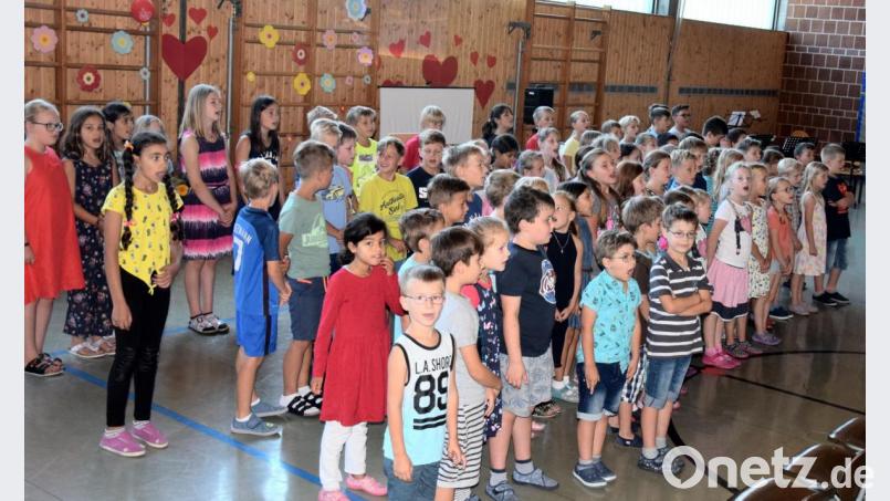 In die Abschiedsfeier für ihre Rektorin Ursula Braun war die gesamte Schulgemeinschaft mit Liedern und Gedichten eingebunden. Bild: bö