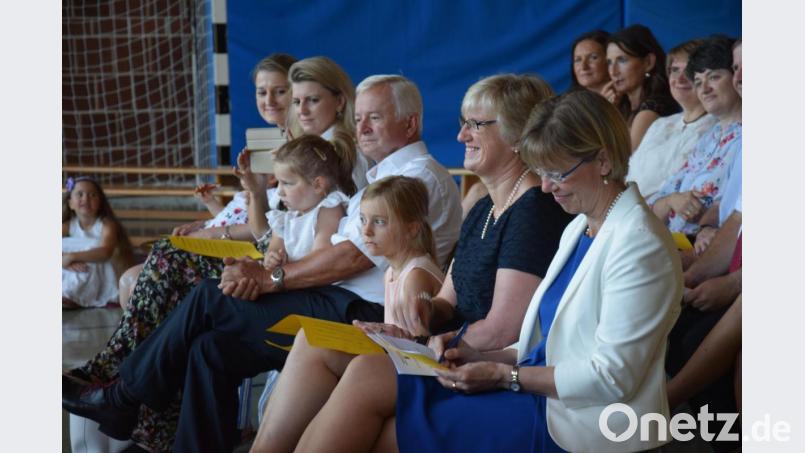 Die erste Reihe war natürlich für die ausscheidende Rektorin reserviert. Hier zusammen mit ihrer Familie und der Leiterin des Staatlichen Schulamtes Amberg-Sulzbach, Beatrix Hilburger. Bild: bö