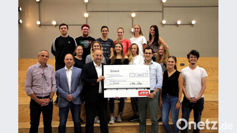 Die Auszubildenden der A.T.U-Zentrale in Weiden mit Thomas Ehmann und Tamara Scholz von der Jugend- und Ausbildungsvertretung von A.T.U (vordere Reihe, von rechts) überreichen ihre Spende an das HPZ Irchenrieth. Bild: exb