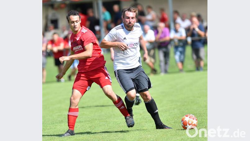 Markus Kraus (rechts) siegte mit der Sportvereinigung Grafenwöhr am Sonntag bei der SpVgg Pfreimd mit 3:1 (links Sebastian Sebald). In Burglengenfeld würde der Aufsteiger gerne nachlegen. Bild: A. Schwarzmeier