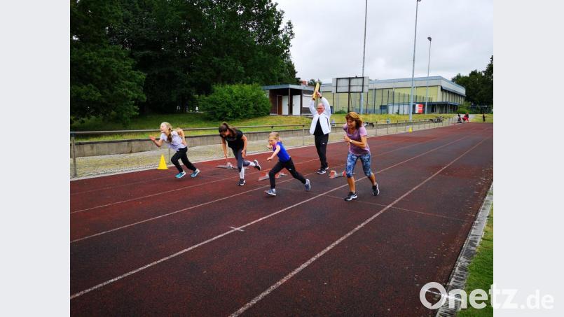 Nicht nur auf der Aschenbahn beim Stiftland-Gymnasium zeigten die Teilnehmer bei der Sportabzeichenabnahme Leistungsbereitschaft. Bild: hä