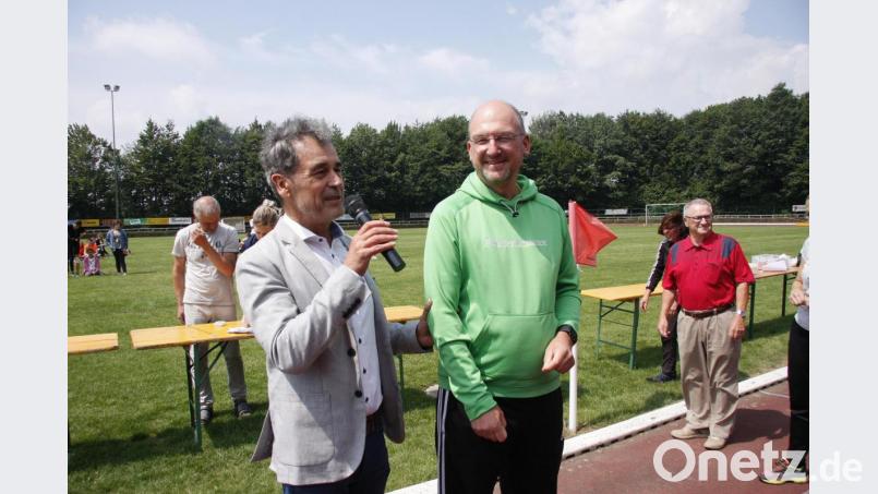 Viele Jahre lang betreute Alexander Köstler (rechts) im Team die Schulsportfeste in Wiesau. Heuer war er zum letzten Mal dabei. Schulamtsdirektor Rudolf Kunz bedankte sich dafür beim künftigen Rektor an der Ebnather Fichtelnaab-Mittelschule. Bild: wro