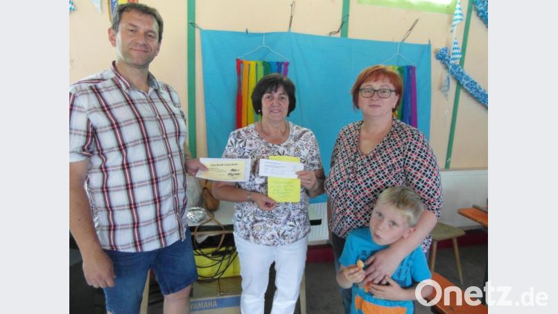 Sieglinde Lukas (Zweite von links) ist die Gewinnerin beim Schätzspiel. Die Preisübergabe nehmen Elternbeiratsvorsitzender mit Rainer Lukas Kindergarten-Leiterin Kerstin Dilling vor. Bild: hl