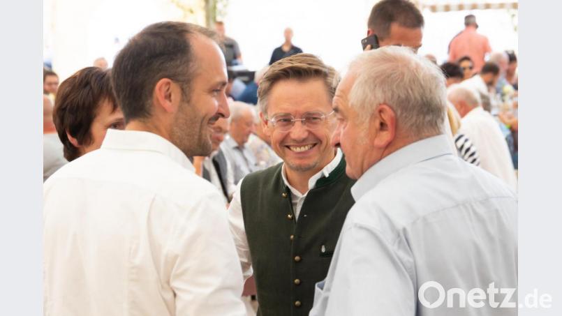 Auch Landtagsabgeordneter Tobias Reiß (Mitte) war zur Feier gekommen. Bild: exb