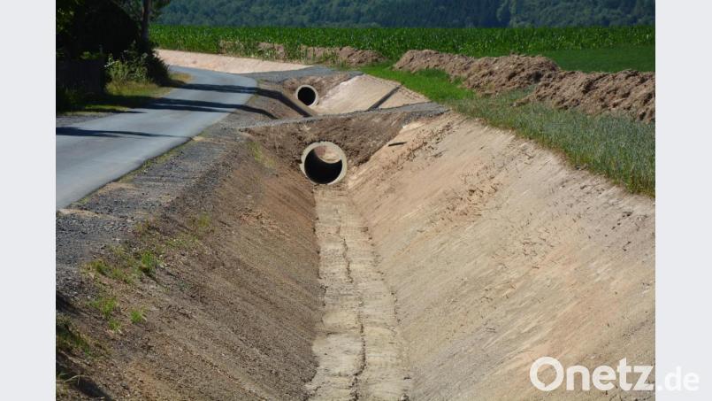 Große Teile der Arbeiten am Abfanggraben sind bereits abgeschlossen. Eingebaut wurden Stahlbetonrohre vom Typ DN 1000. Bild: jr