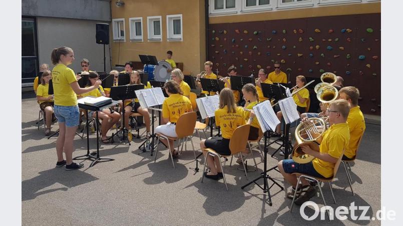 fast 30 Musiker unter der Leitung von Irene Meiler spielten neben modernen Liedgut auch Märsche. Da wollten die Besucher mit Zugabe-Rufen noch mehr davon hören. Bild: sak