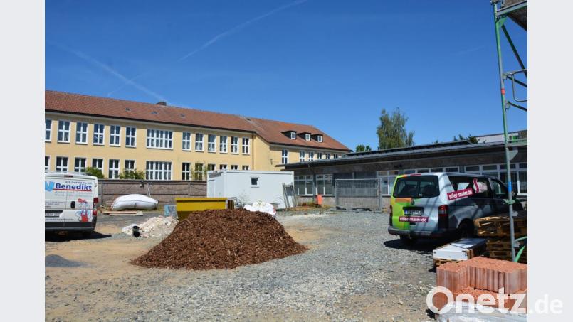 Der Altbau (links) soll im zweiten Quartal 2020 abgerissen, dort entsteht danach der neue Kinderhort. Bild: jr
