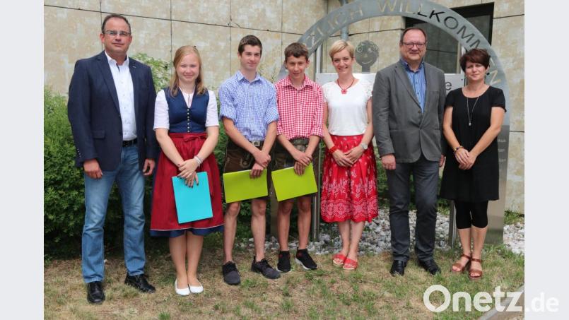Die drei Jahrgangsbesten wurden ausgezeichnet: (von links) Rektor Klaus Ruetz, Leonie Hölzl, Jonas Lehner, Fabian Schatz, Klassenlehrerin Katrin Fritsch, Dritter Bürgermeister Eduard Delling und Elternbeiratsvorsitzende Theresa Dobler. Bild: ral