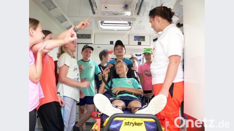 In einem Rettungswagen dürfen sich die Mädchen und Buben umschauen und beantworten Fragen. Bild: lep