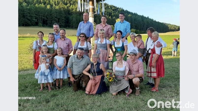 Knieend von rechts Fabian Leipold, Sina Niebler, Bianca und Mirko Kölbel. Bild: Privat/exb