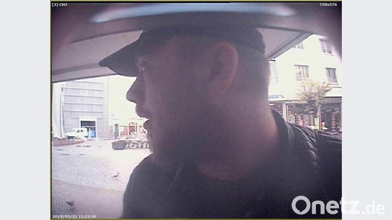 Die Polizei fahndet nach dem Dieb einer EC-Karte, der gerade in Weiden Geld von dem Konto abheben will. Bild: Polizei Weiden