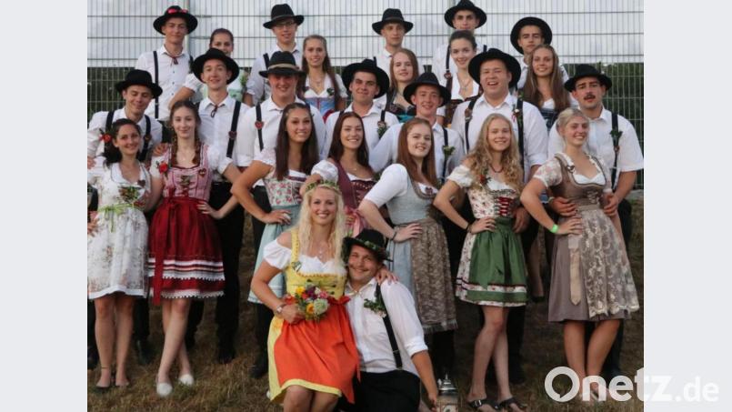 Die Ursulapoppenrichter Kirwaleute mit dem Oberkirwapaar Annette Schöpf und Markus Pfab (vorne) freuen sich auf das dreitägige Fest am ersten August-Wochenende. Bild: Christopher Dotzler