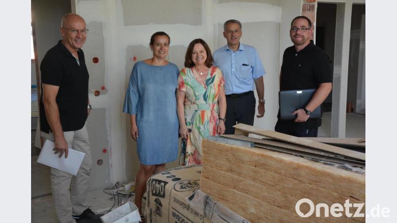Architekt Armin Juretzka, Konrektorin Gabriele Stock, Schulleiterin Renate Zuber, Bürgermeister Roland Grillmeier und Bauleiter Mirko Bertl (von links) beim Baustellen-Rundgang. Bild: jr