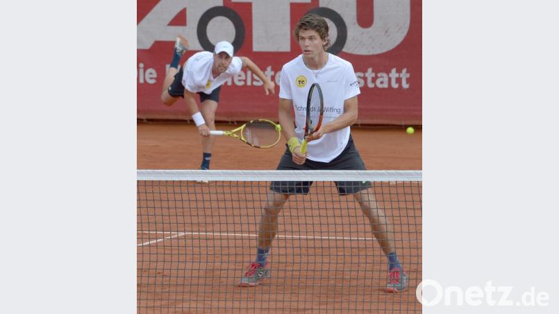 Peter Heller und Pascal Brunner (hinten links) spielten in allen Partien in diesem Jahr immer an Nummer eins und zwei für den TC Schanzl Bild: ref