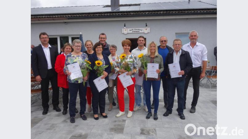 Die beiden DJK-Vorsitzenden Christian Scharl (links) und Markus Bauer (rechts) mit den Jubilaren. Bild: tra