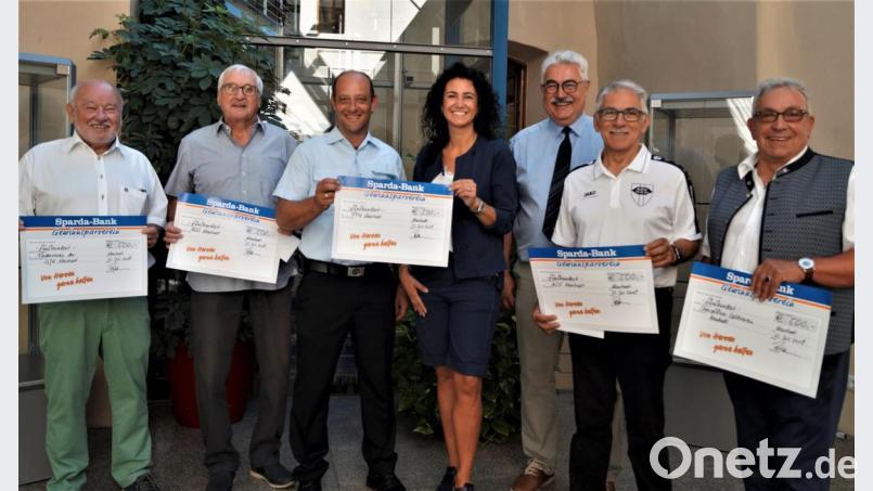 Über die Spende von jeweils 500 Euro übergeben durch Tanja Hochholzer (Sparda Bank Weiden, Mitte), freuen sich (von rechts) Rudi Bäumler (OWV), Juan Vilas (ASV), Bürgermeister Rupert Troppmann, Marco Harrer (Feuerwehr), Franz Witt (AWO) und Wolfgang Thiele (DJK Förderverein) . Bild: arw