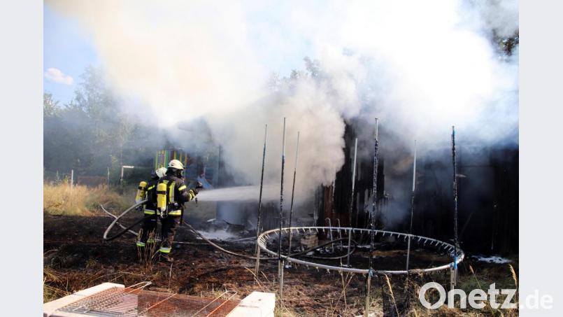 Die Atemschutzträger bei der Brandbekämpfung. Neben der Hütte wurden auch einige Spielgeräte, zum Beispiel ein Trampolin, Opfer der Flammen. Bild: jma