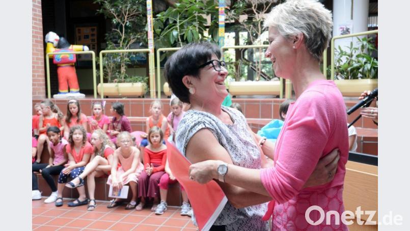 Kennen sich seit langem und sind per Du: Schulamtsdirektorin Christine Söllner verabschiedet nach ihrer Grußrede die Rektorin der Clausnitzerschule, Sivlia Bäumler, mit einer Umarmung in den Ruhestand Bild: Gabi Schönberger
