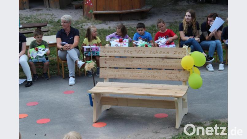 Als Andenken sind In die Holzbank die Namen der &quot;schlauen Füchse&quot; eingemeißelt. Bild: Susanne Forster