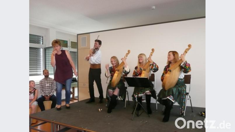 Ins Konzert der „Goldkehlchen“ wurde auch Bürgermeisterin Sonja Meier eingebunden. Sie durfte mit dem Pfeiferl eine Lerche nachmachen. 	Bild: amö Bild: amö