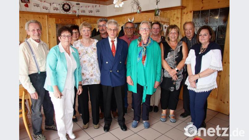 In einer Mitgliederversammlung wählte die AWO Fuchsmühl ein neues Vorstandsgremium. Vorsitzende wurde Ramona Glowka (Vierte von links). Unterstützt wird sie von Edwin Ulrich und Hannelore Bienlein Holl (vorne neben Glowka). Bürgermeister Wolfgang Braun (Fünfter von links) und Kreisgeschäftsführerin Angelika Würner (Dritte von rechts) gratulierten. Bild: wro