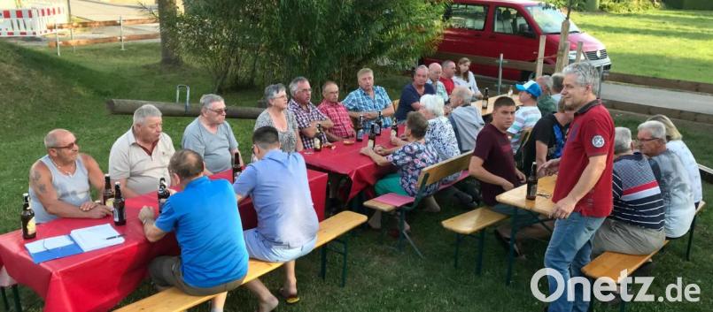 SPD-Fraktionssprecher Robert Lindner (stehend) dankt für den großen Zuspruch beim Feierabendseidel am Bolzplatz Blendersmühlweg Bild: mef