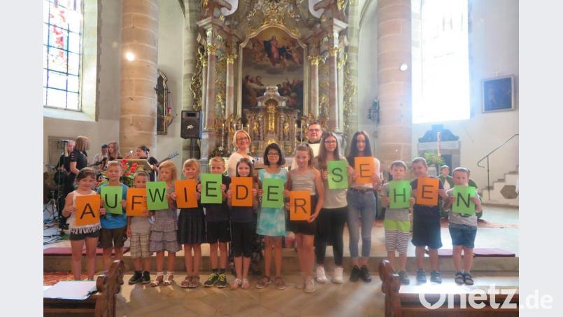 Die Schüler hoffen auf ein baldiges Wiedersehen mit ihrem beliebten Religionslehrer Pfarrer Konrad Amschl. Bild: jzk