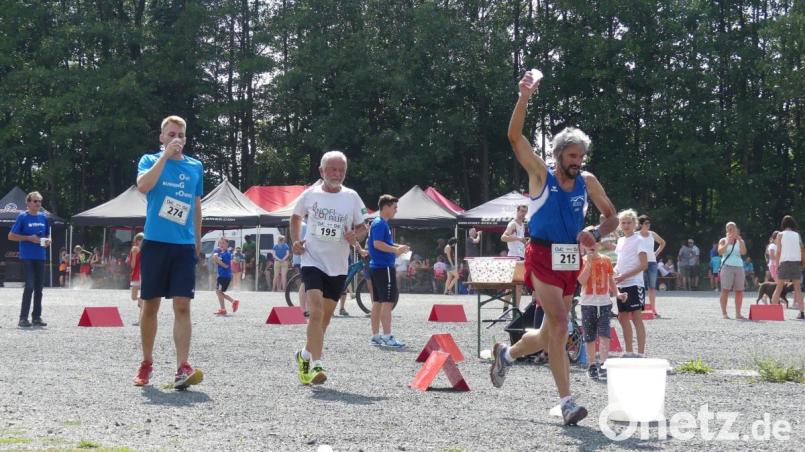 Kühlendes Wasser war gefragt. Hier Jiří Kralovec beim Rundendurchlauf, der sich aus dem Wassereimer bedient und für eine Minimaldusche sorgt. Bild: eib