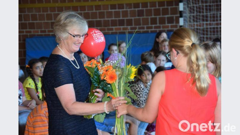 Mit viel Blumen und persönlichen Geschenken wurden Ursula Braun die letzten großen Ferien versüßt. Sie verlässt die Erasmus-Grasser-Grundschule. Bild: bö