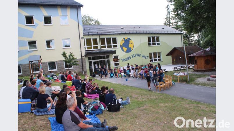 Im Gruppengarten des Kinderhauses gab es nach der Andacht eine kleine Feier mit Darbietungen der Vorschulkinder und einem gemeinsamen Picknick. Bild: Susanne Forster