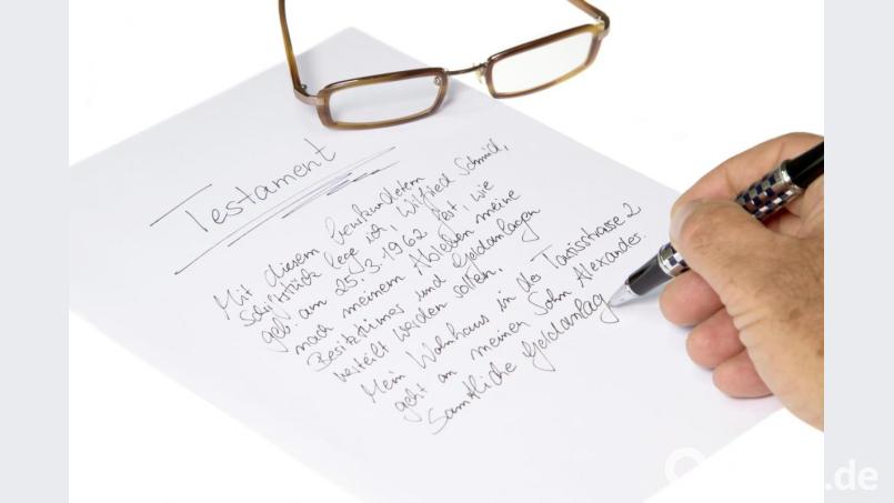 Ein Ausschluss von der gesetzlichen Erbfolge kann nur durch ein Testament oder einen Erbvertrag erklärt werden. Bild: Jeanette Dietl – stock.adobe.com