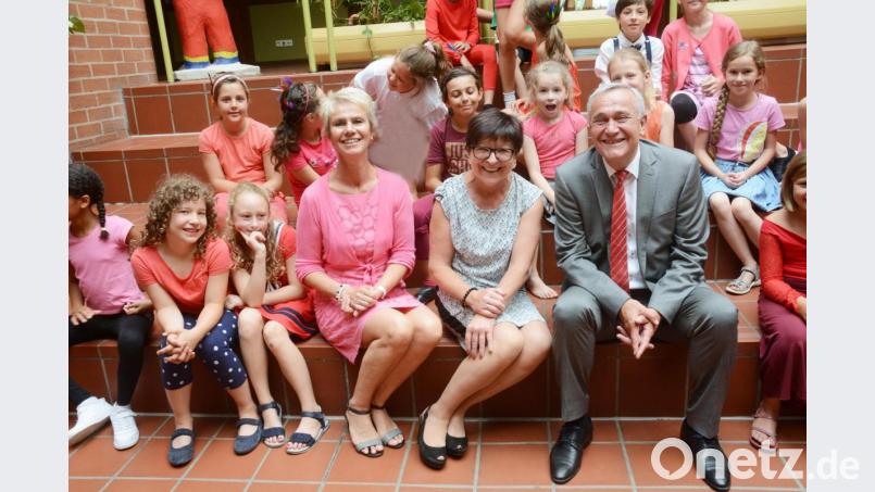 Verabschiedeten die Rektorin der Clausnitzerschule, Silvia Bäumler (mittig), gemeinsam mit etlichen Grundschülern in den Ruhestand: Schulamtsdirektorin Christine Söllner und Oberbürgermeister Kurt Seggewiß. Bild: Gabi Schönberger