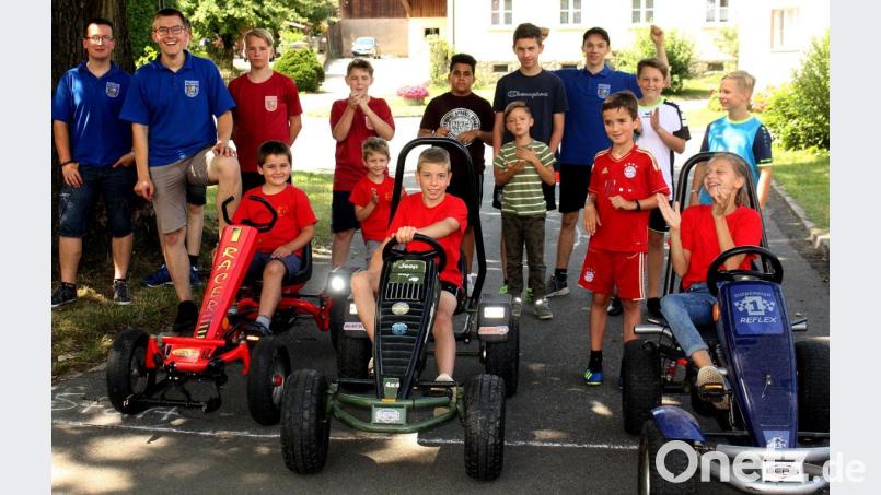 Auf die Plätze, fertig, los. Die Kinder haben beim Dorffest der Feuerwehr Mallersricht viel Kurzweil. Sie fahren um Pylonen beim Kartrennen. Bild: R. Kreuzer