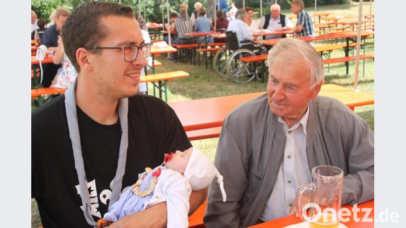 Generationen übergreifend: eine der jüngsten Besucherinnen und einer der wohl ältesten Gäste – wohl fühlen sie sich alle Bild: wrt