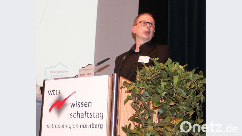 Bildungsmanager Hilmar Fütterer referierte im gut besuchten Panel „Arbeit und Bildung 4.0“. Die Referenten sprachen über die Arbeit der Bildungsbüros in der Region. Bild: Landkreis Tirschenreuth / Stefan Malzer/exb