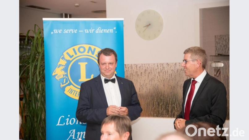Als Nachfolger von Robert Jung (rechts) führt nun Andreas Herrmann (links) für ein Jahr als Präsident die Geschicke im Lions Club Amberg. Bild: usc